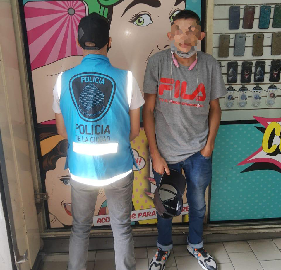 Dos detenidos en Balvanera por llevar celulares robados y adulterados