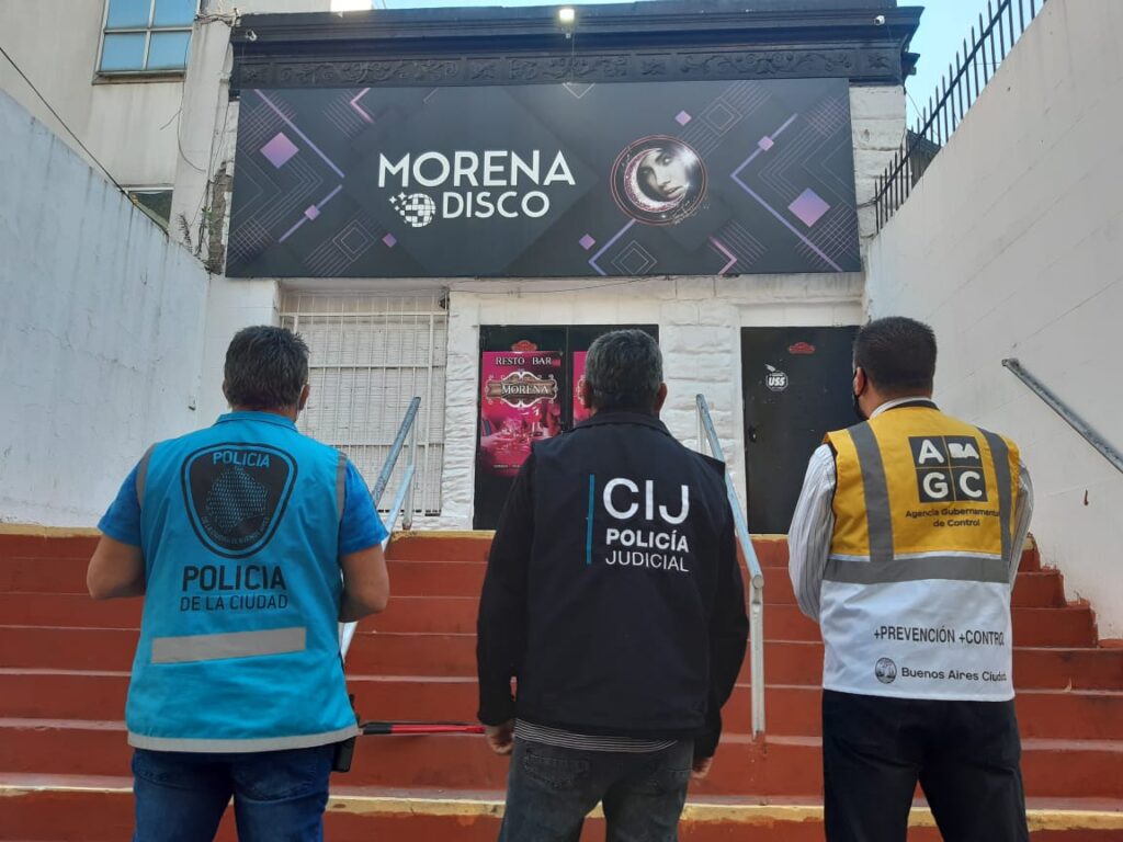 Tras ser clausurada diez veces, allanan disco en Flores e incautan mobiliario y equipos de luces y sonido