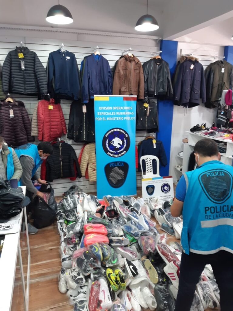 Inspecciones por Ley de Marcas en Nueva Pompeya: más de 2.000 prendas secuestradas y dos clausuras
