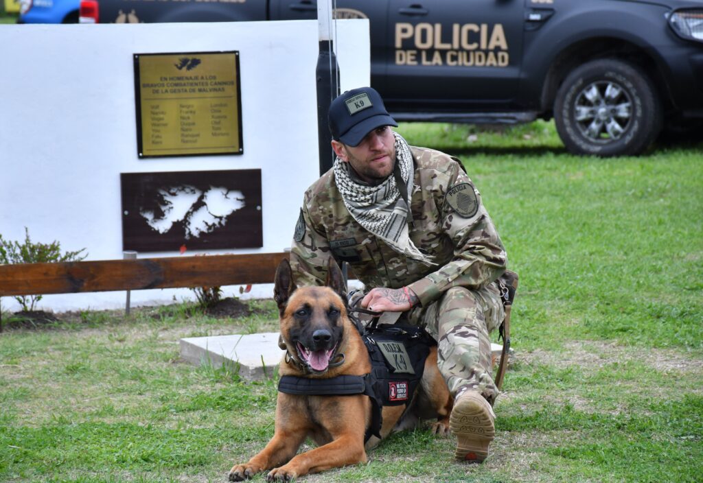D’Alessandro encabezó acto por el tercer aniversario de la Sección K9 de la Policía de la Ciudad y homenaje a los perros de la guerra de Malvinas