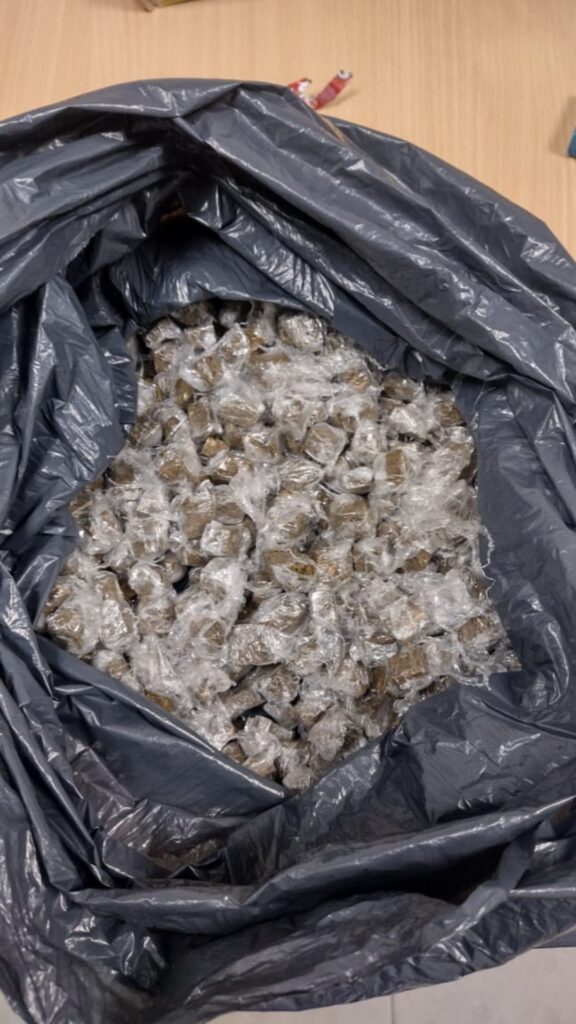 Narcomenudeo: Detienen a dos dealers con más de 600 dosis de marihuana en el Barrio 31 Bis