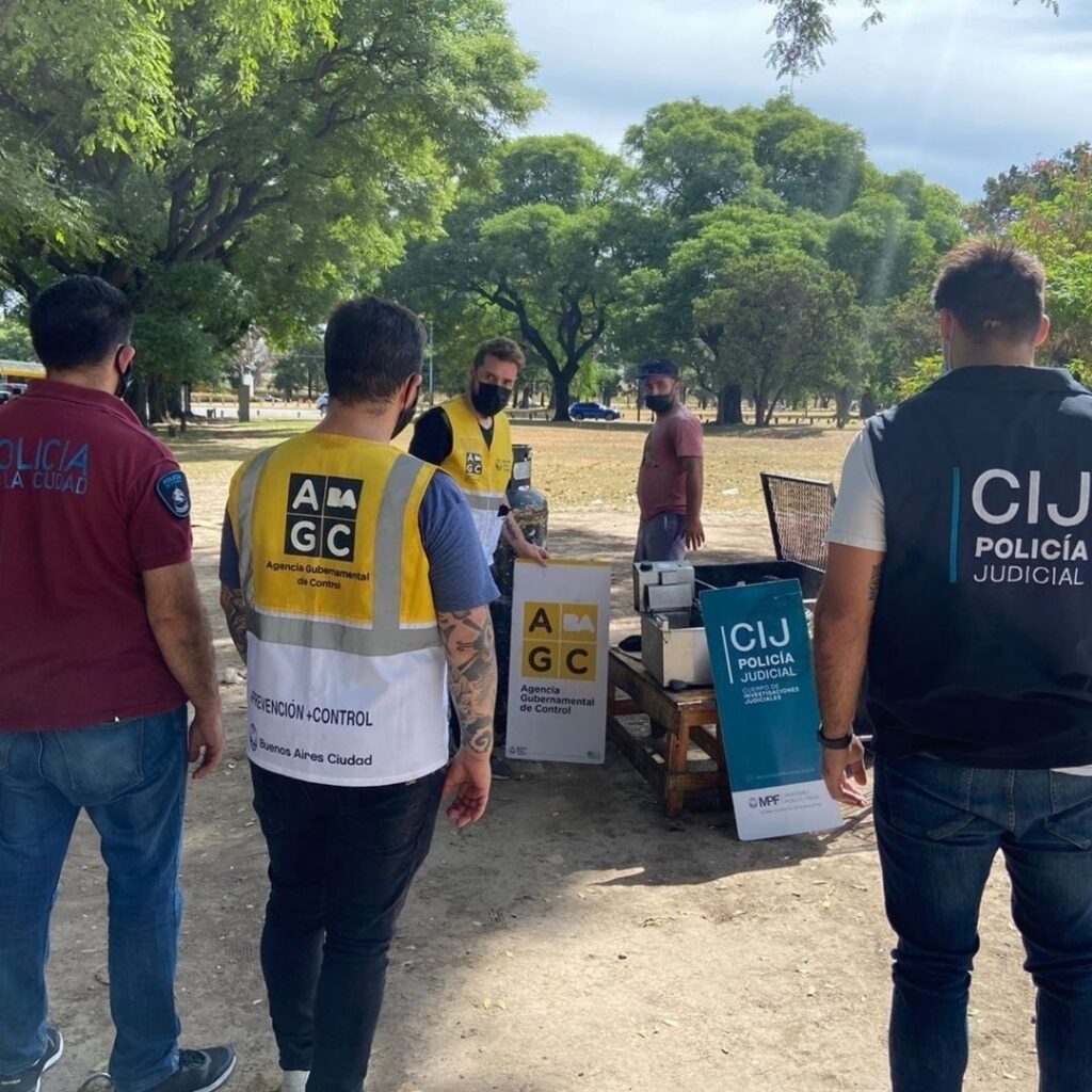 Levantaron parrillas clandestinas en el parque Tres de Febrero