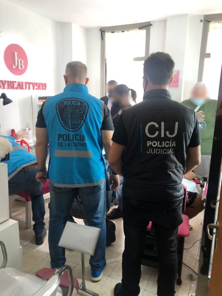 Delitos contra la salud: Clausuran salón de belleza en el Centro porteño por emanación de sustancias tóxicas