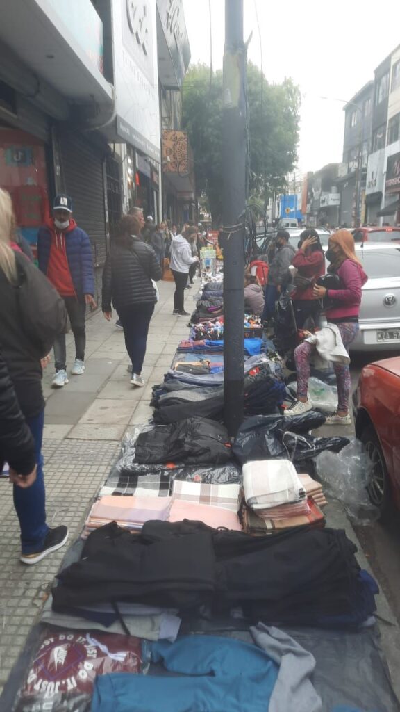 Flores tomado por manteros ¿Por qué la policía y el GCBA no corren a las mafias?