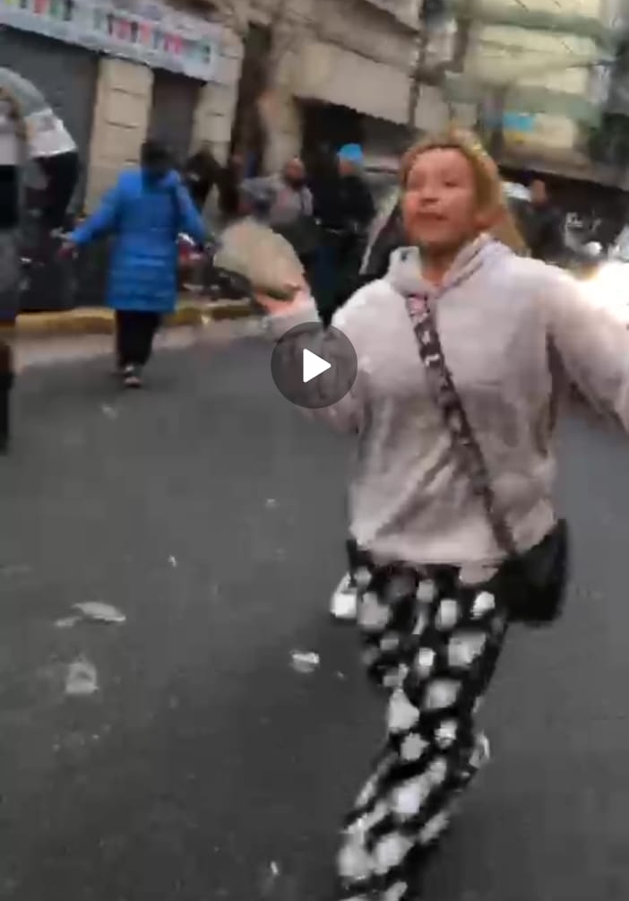 Once todo vale: los manteros enfrentados por m2 de veredas utilizaron piedras, armas blancas, palos, con total impunidad