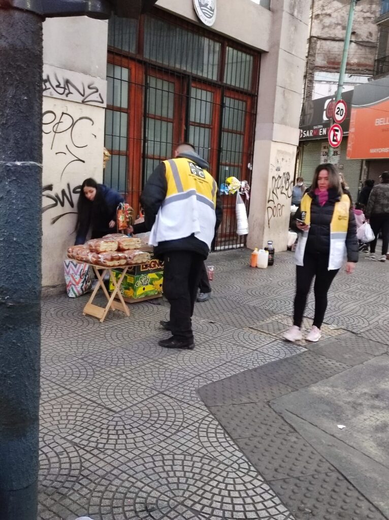 ESCANDALOSO: INSPECTORES DE LA AGC EN LUGAR DE SECUESTRAR LA COMIDA Y HACER CESAR LA VENTA LOS HICIERON REUBICARSE A UNOS METROS