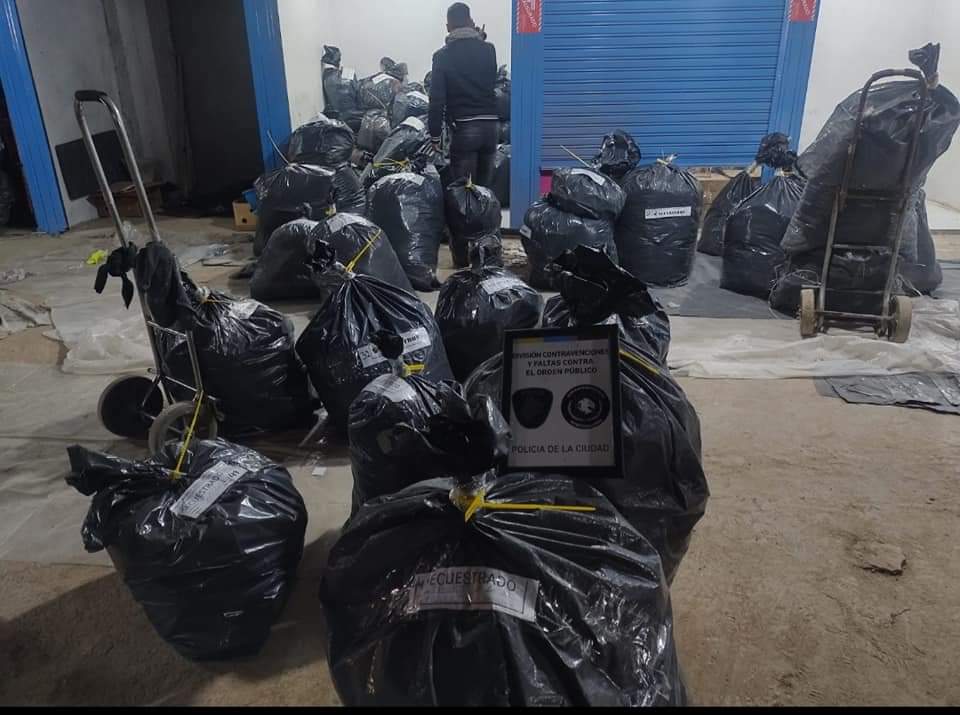 Flores: incautaron más de 15.000 prendas ilegales por un valor de 2,7 millones de pesos