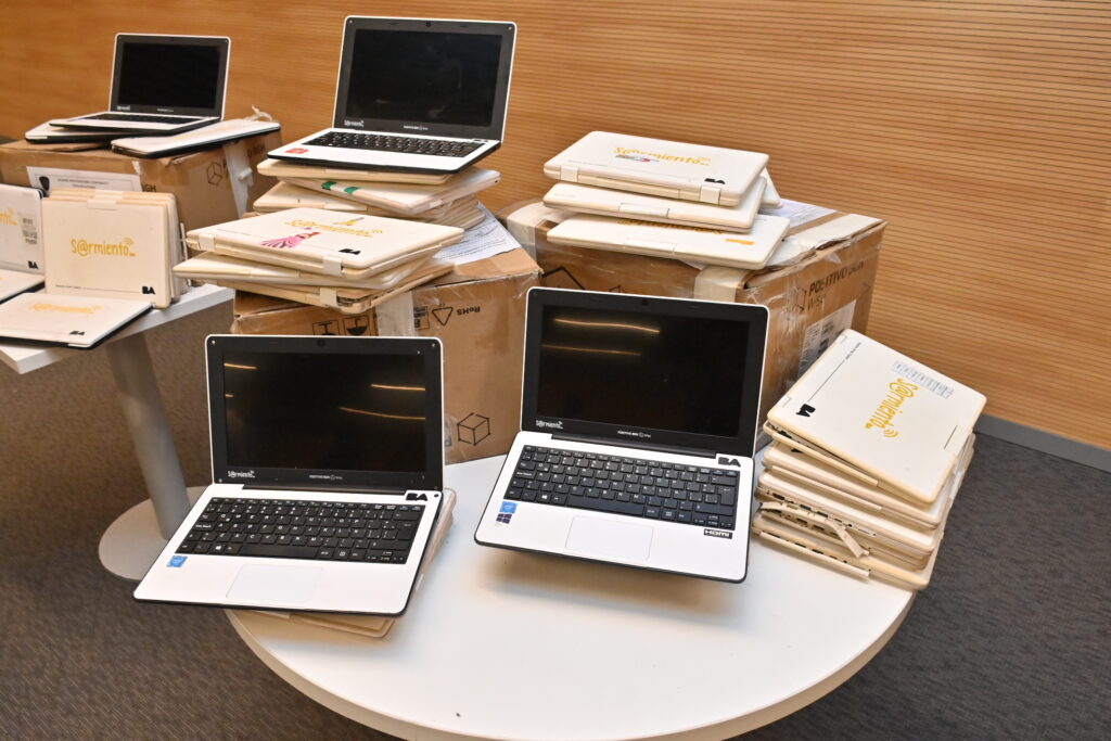 Robo de computadoras del Plan Sarmiento: 1.626 equipos recuperados se entregaron al Ministerio de Educación