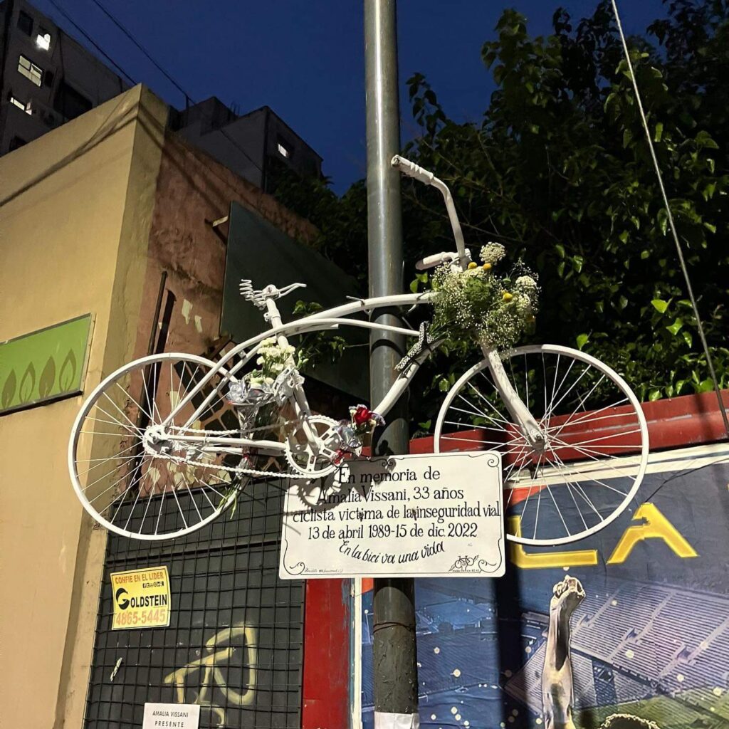 Almagro: colocaron una bicicleta blanca en Salguero y la vía