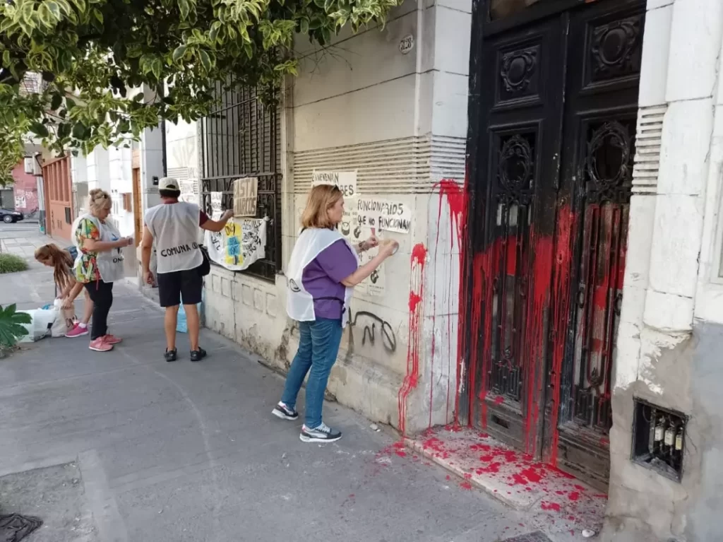 Balvanera escrache a bunker: «Están envenenando a los pibes del barrio, los están matando»