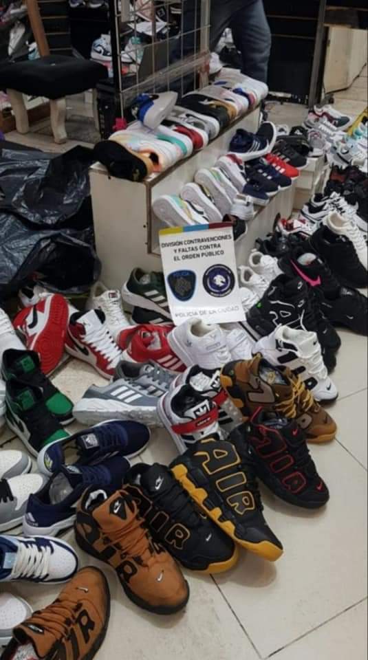 Incautación millonaria de zapatillas y prendas truchas en Once y Mataderos