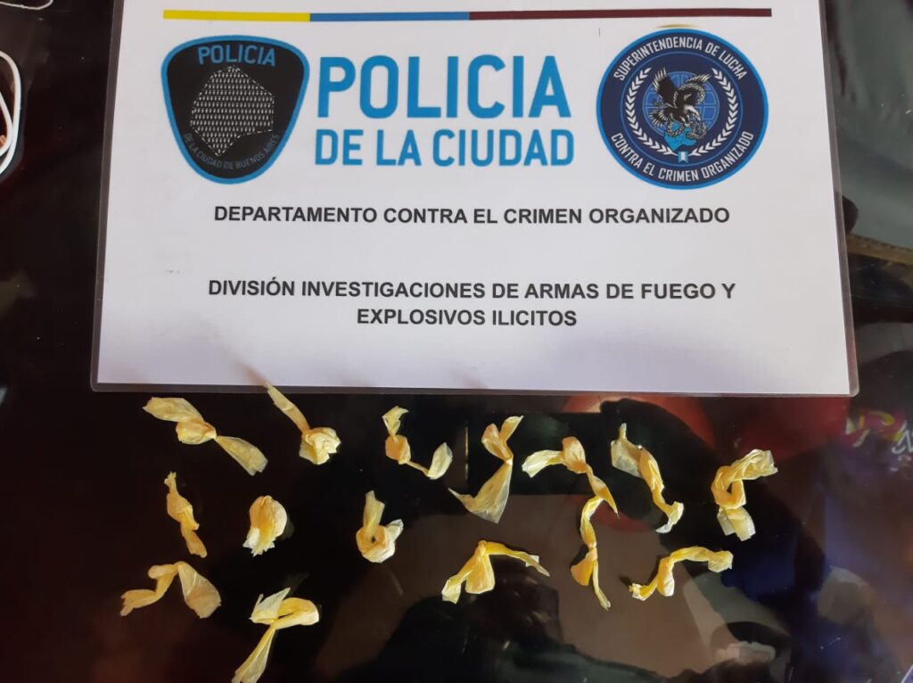 Vendía drogas frente a un colegio en el Barrio Piedrabuena y fue detenido 