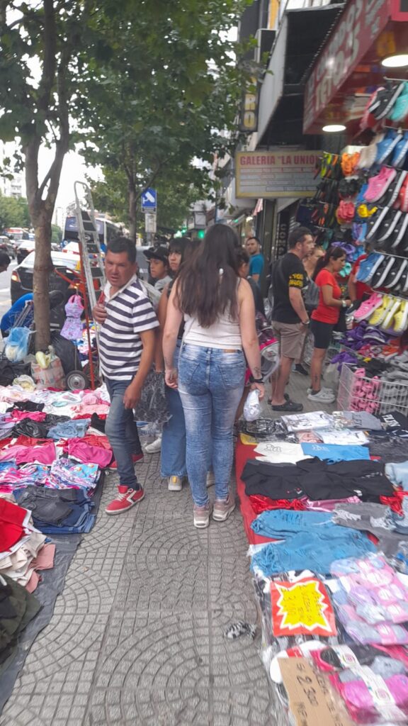 Manteros: los vecinos de Once y Flores vivimos un infierno en los días previos a Navidad