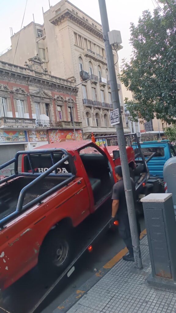 Balvanera: Secuestraron diecisiete cajones de frutas y una camioneta