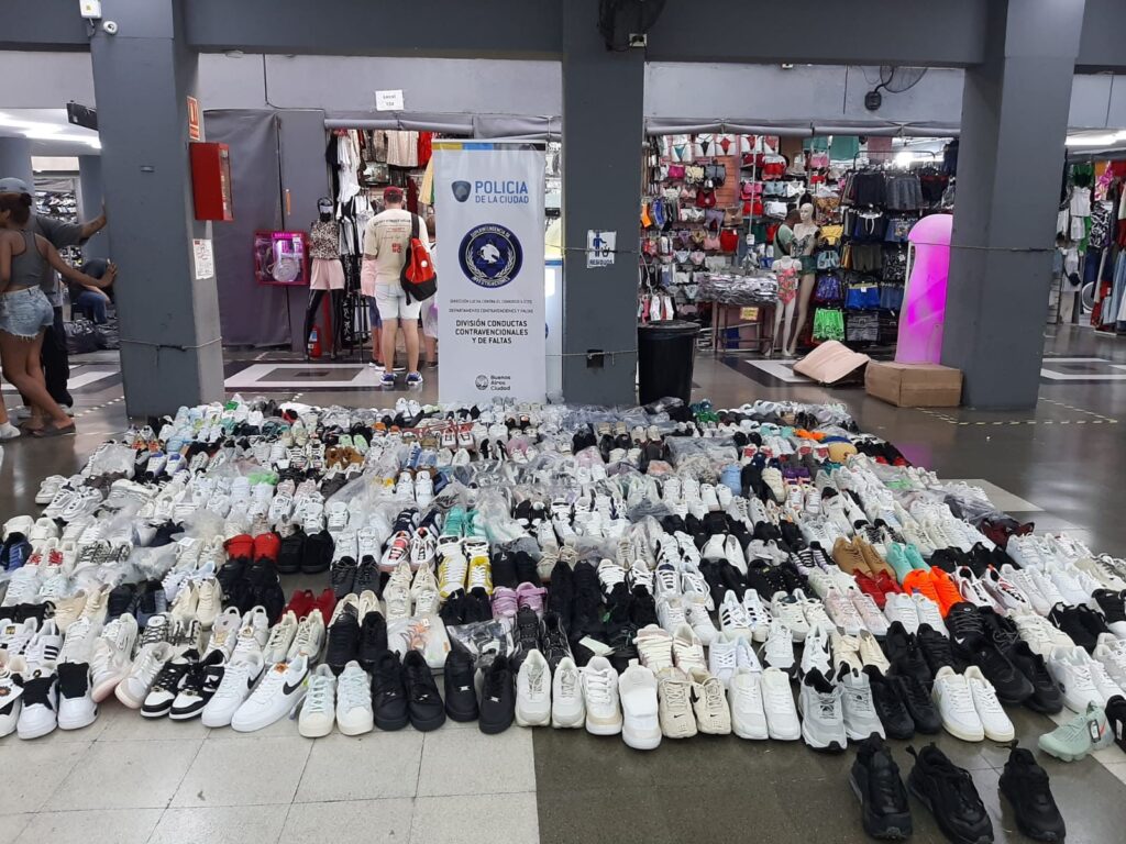 Inspecciones en Balvanera y Pompeya: Gran cantidad de mercadería apócrifa secuestrada por más de 25 millones de pesos