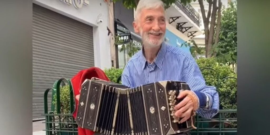 Microcentro: Un músico de 85 años sufrió el robo de su bandoneón a punta de pistola