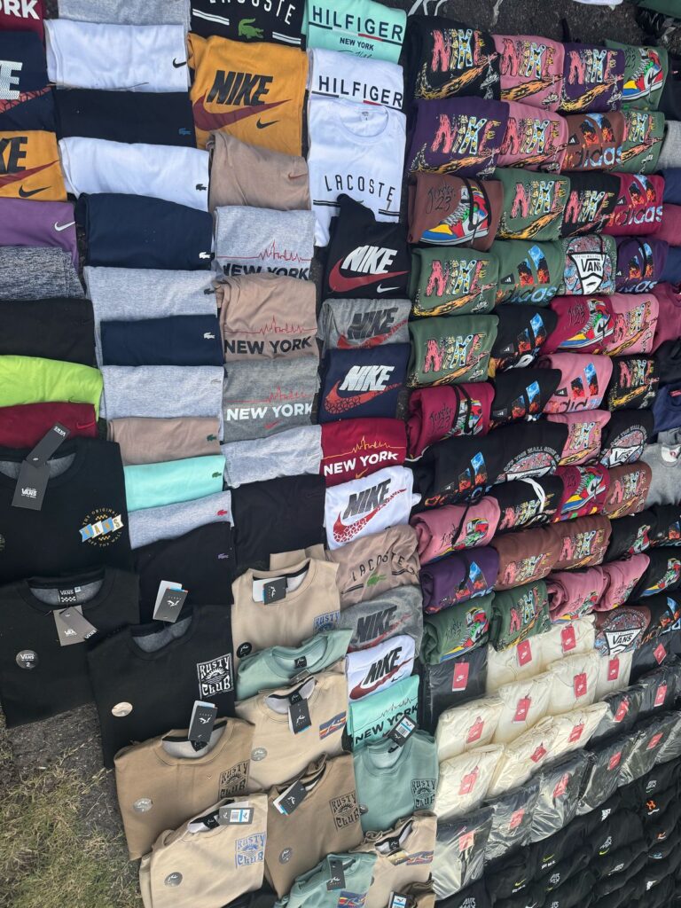Ley de Marcas: Descubren un micro con más de 2.800 prendas apócrifas en Villa Soldati e incautan cientos de zapatillas en Flores