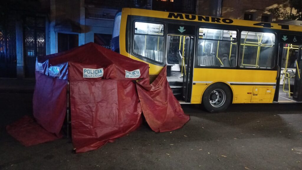 Balvanera: Un transeúnte resultó muerto tras ser atropellado por un colectivo 